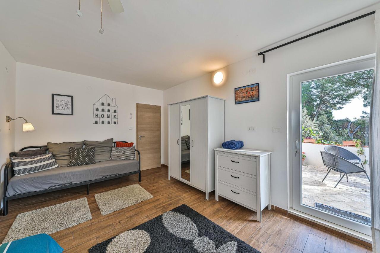 Luxury Villa - By The Sea, Summer Kitchen, Hot Tub, Sup, Boat, 5 Rooms, Wifi, Parking - Trogir Okrug Gornji Exterior foto