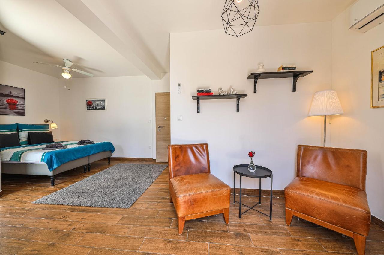 Luxury Villa - By The Sea, Summer Kitchen, Hot Tub, Sup, Boat, 5 Rooms, Wifi, Parking - Trogir Okrug Gornji Exterior foto